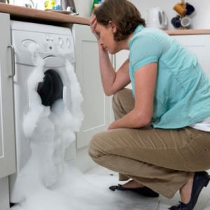 Xử lý hiện tượng máy giặt bị trào bọt 